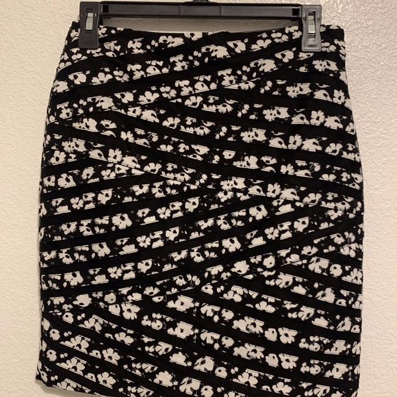 White House Black Market Dresses & Skirts - White House Black Market Floral Zig Zag Pencil Straight Skirt Women's Size 00